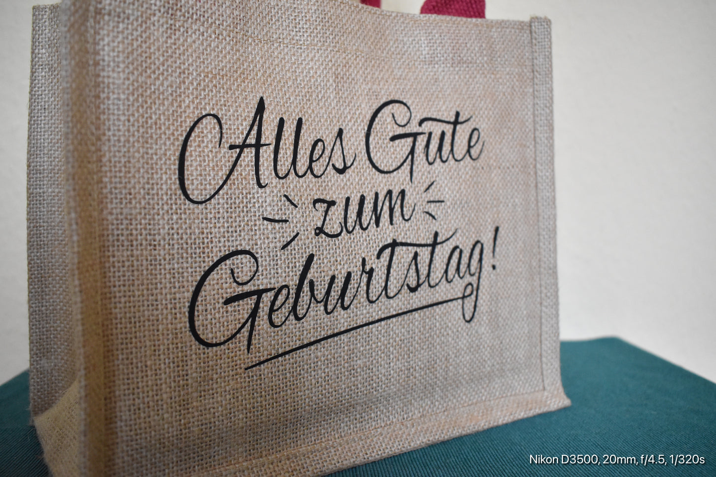 Geschenktasche mit der Aufschrift „Alles Gute zum Geburtstag“