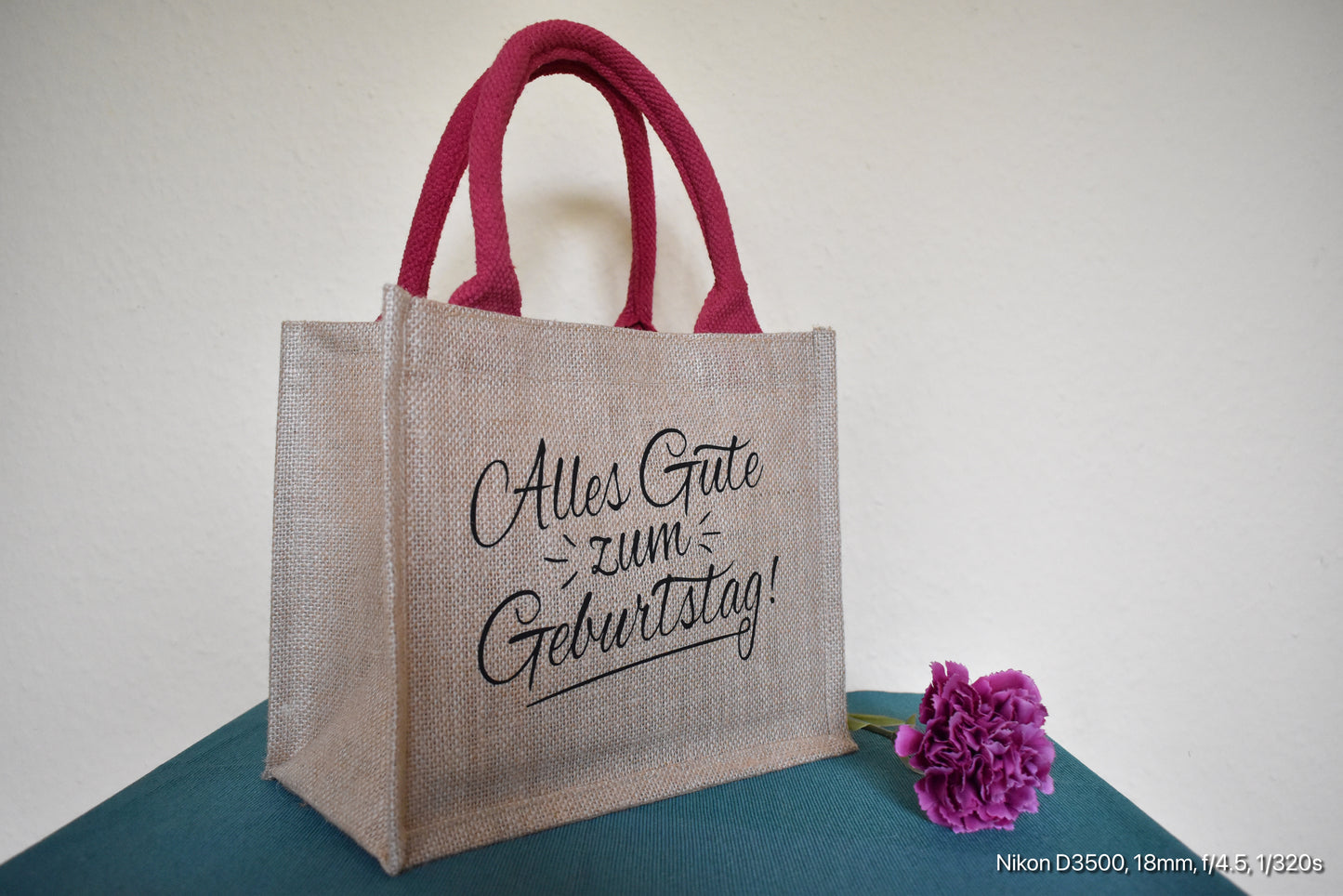 Geschenktasche mit der Aufschrift „Alles Gute zum Geburtstag“