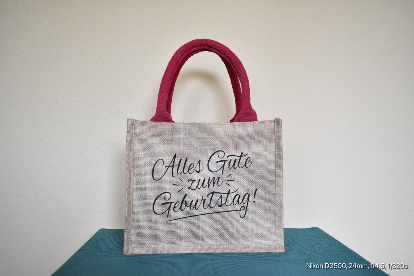 Geschenktasche mit der Aufschrift „Alles Gute zum Geburtstag“
