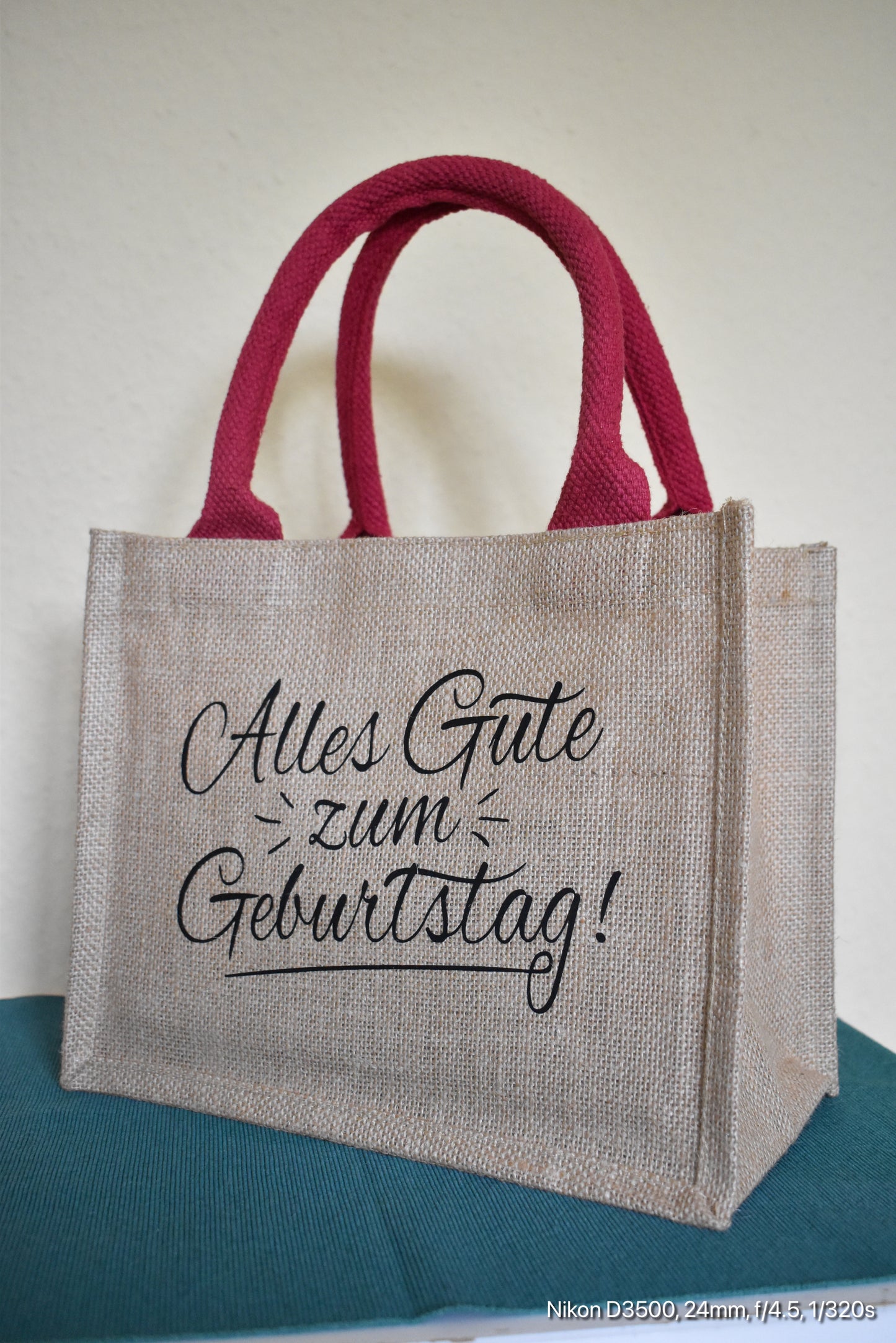 Geschenktasche mit der Aufschrift „Alles Gute zum Geburtstag“