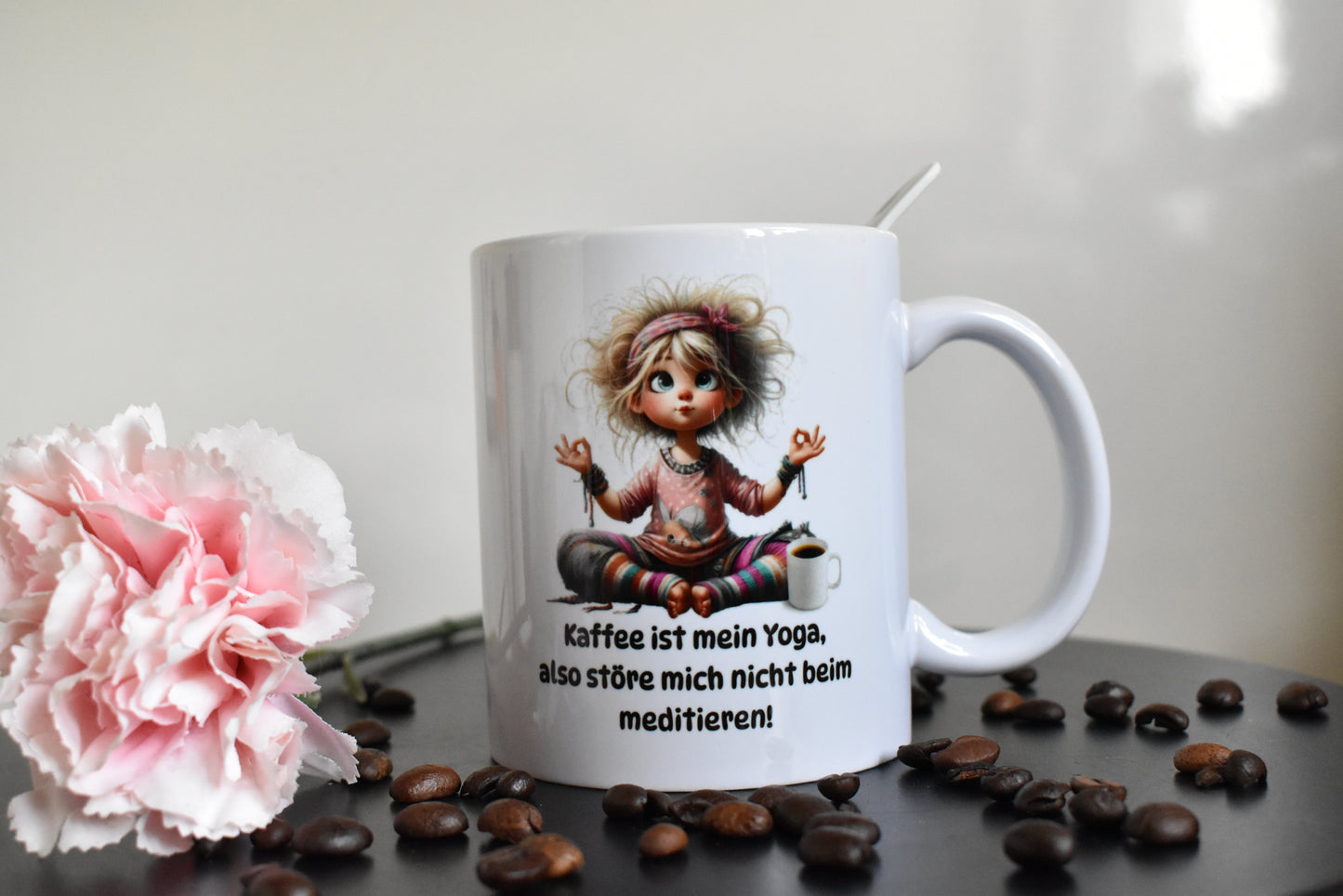 Lustige Tasse mit Spruch – „Kaffee ist mein Yoga“ – Geschenk für Kaffeeliebhaberinnen