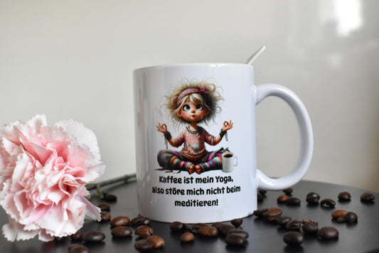 Lustige Tasse mit Spruch – „Kaffee ist mein Yoga“ – Geschenk für Kaffeeliebhaberinnen