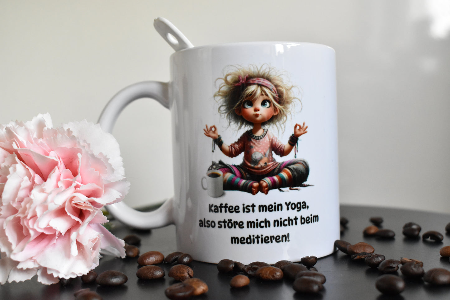 Lustige Tasse mit Spruch – „Kaffee ist mein Yoga“ – Geschenk für Kaffeeliebhaberinnen