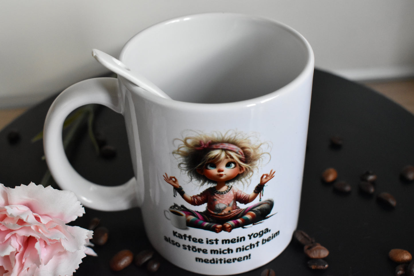 Lustige Tasse mit Spruch – „Kaffee ist mein Yoga“ – Geschenk für Kaffeeliebhaberinnen