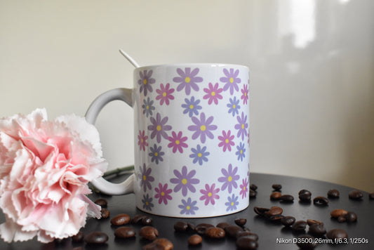 Blumige Keramiktasse mit Gänseblümchen-Muster
