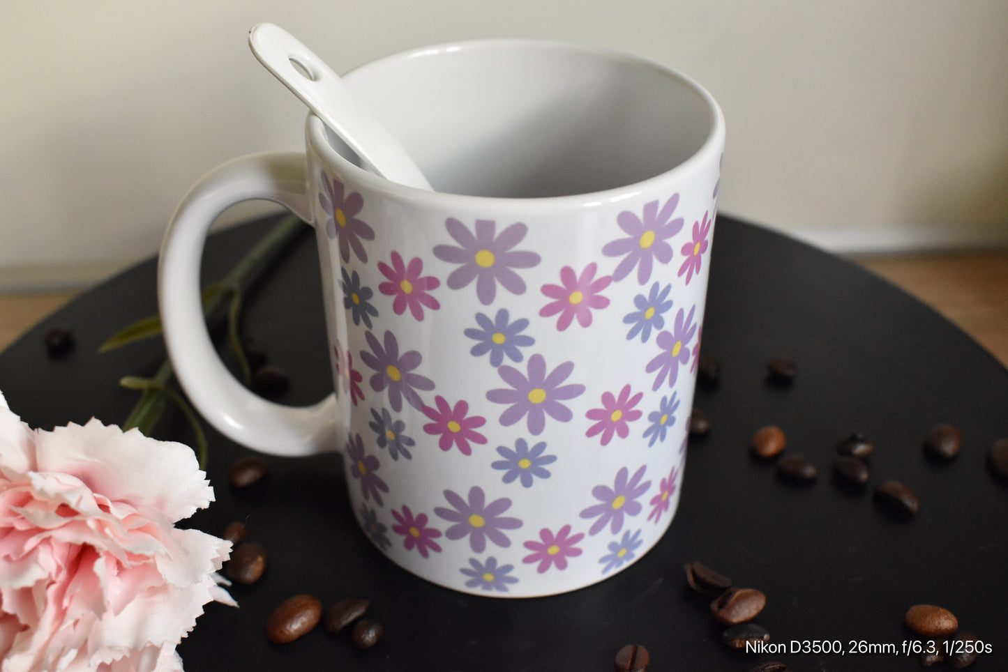 Blumige Keramiktasse mit Gänseblümchen-Muster