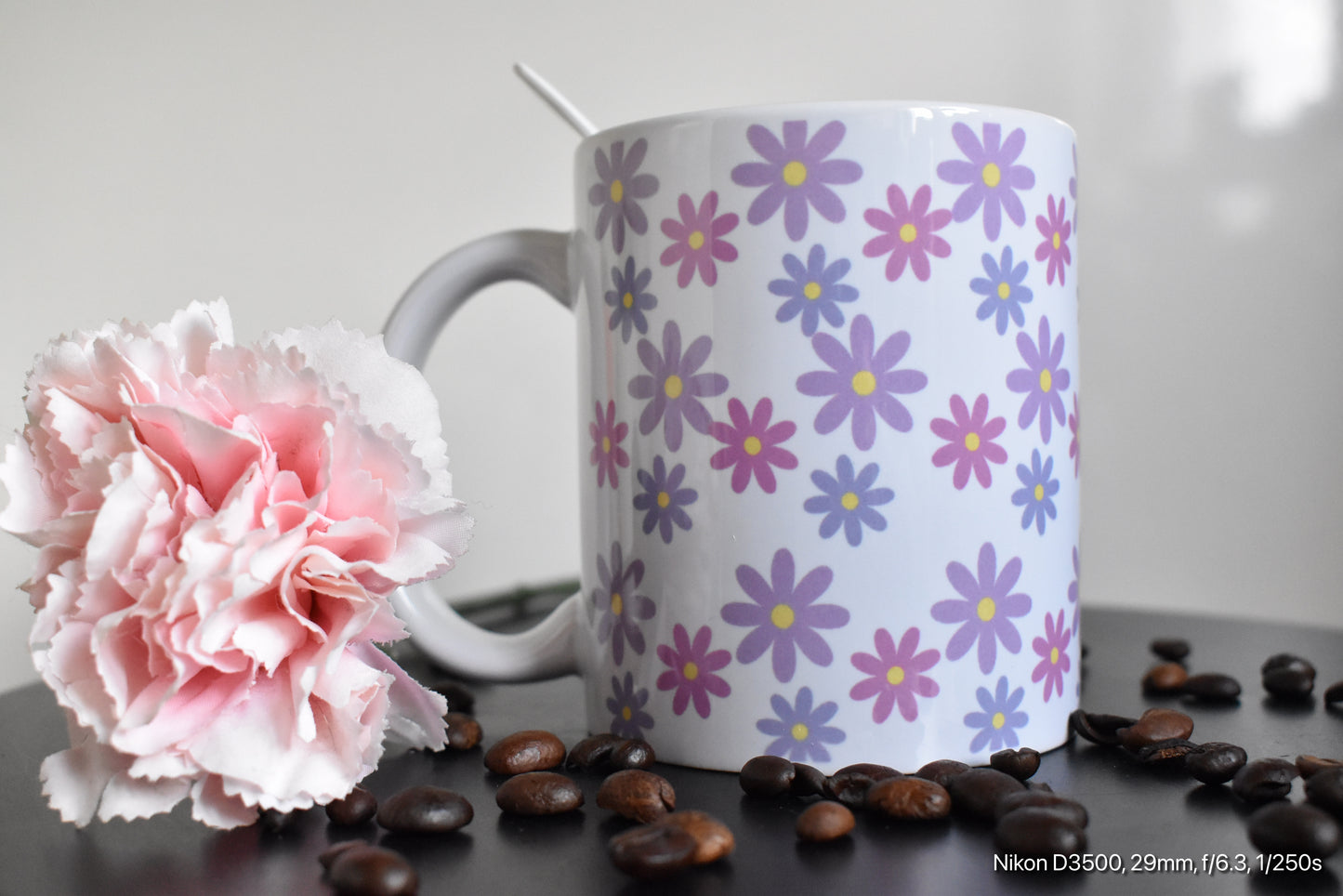 Blumige Keramiktasse mit Gänseblümchen-Muster