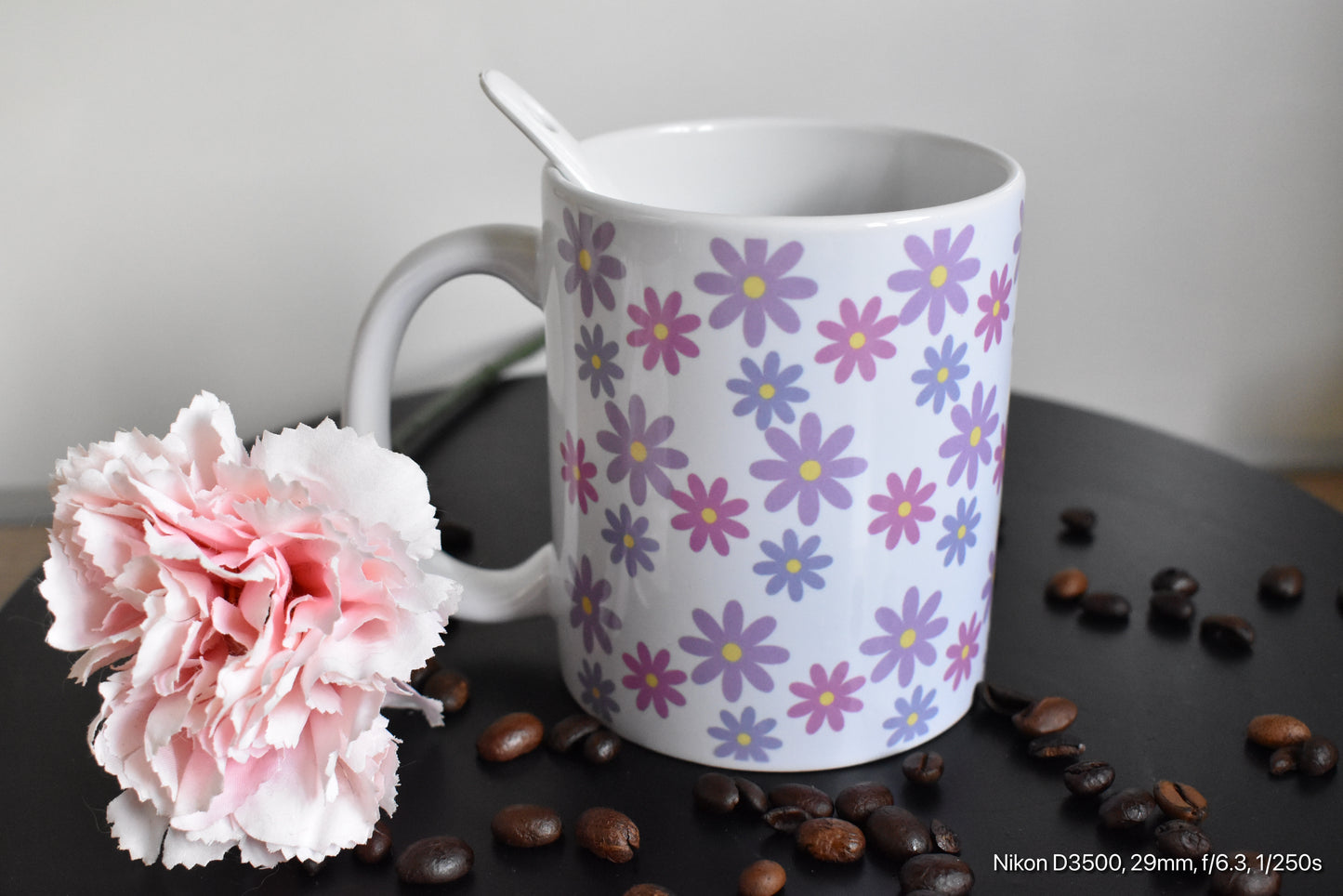 Blumige Keramiktasse mit Gänseblümchen-Muster