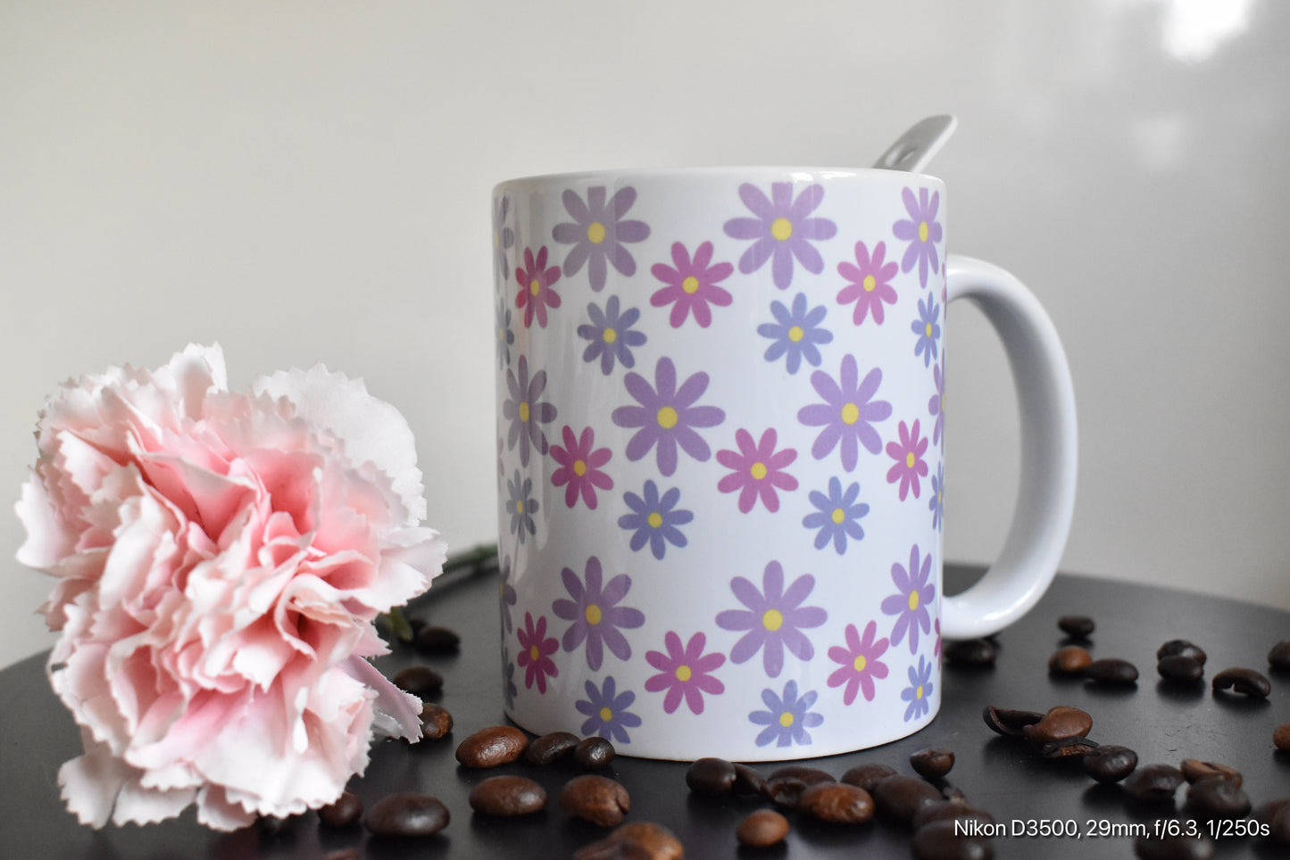 Blumige Keramiktasse mit Gänseblümchen-Muster