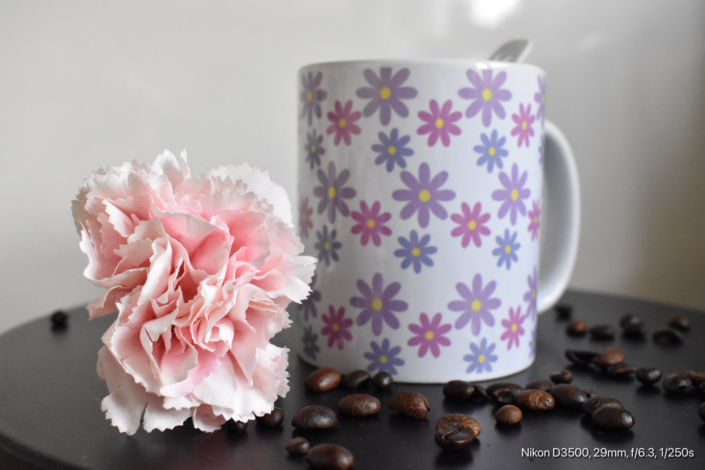Blumige Keramiktasse mit Gänseblümchen-Muster