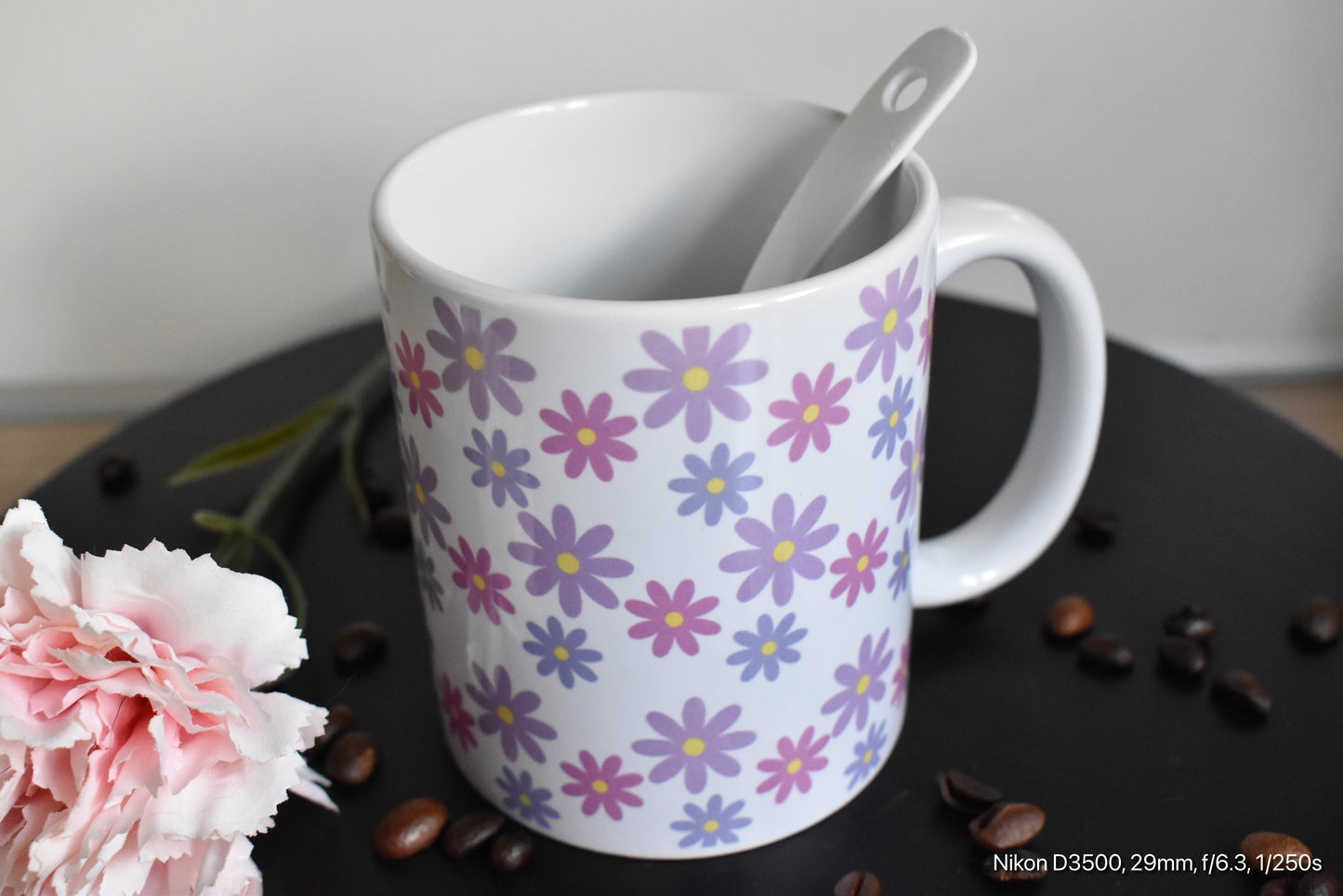 Blumige Keramiktasse mit Gänseblümchen-Muster