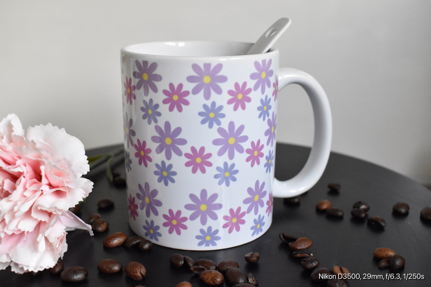 Blumige Keramiktasse mit Gänseblümchen-Muster