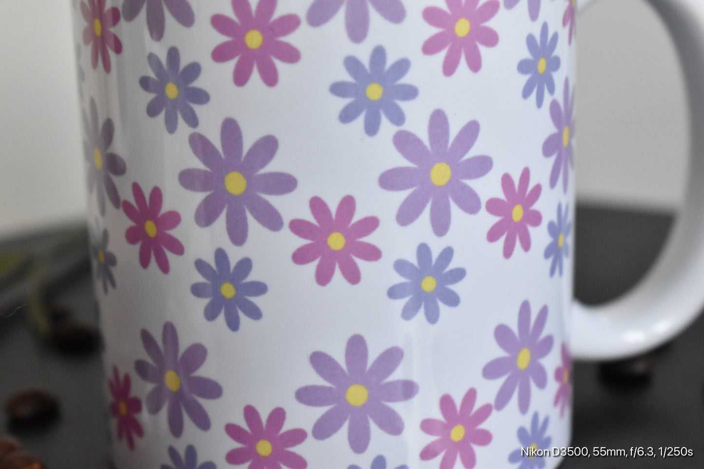 Blumige Keramiktasse mit Gänseblümchen-Muster