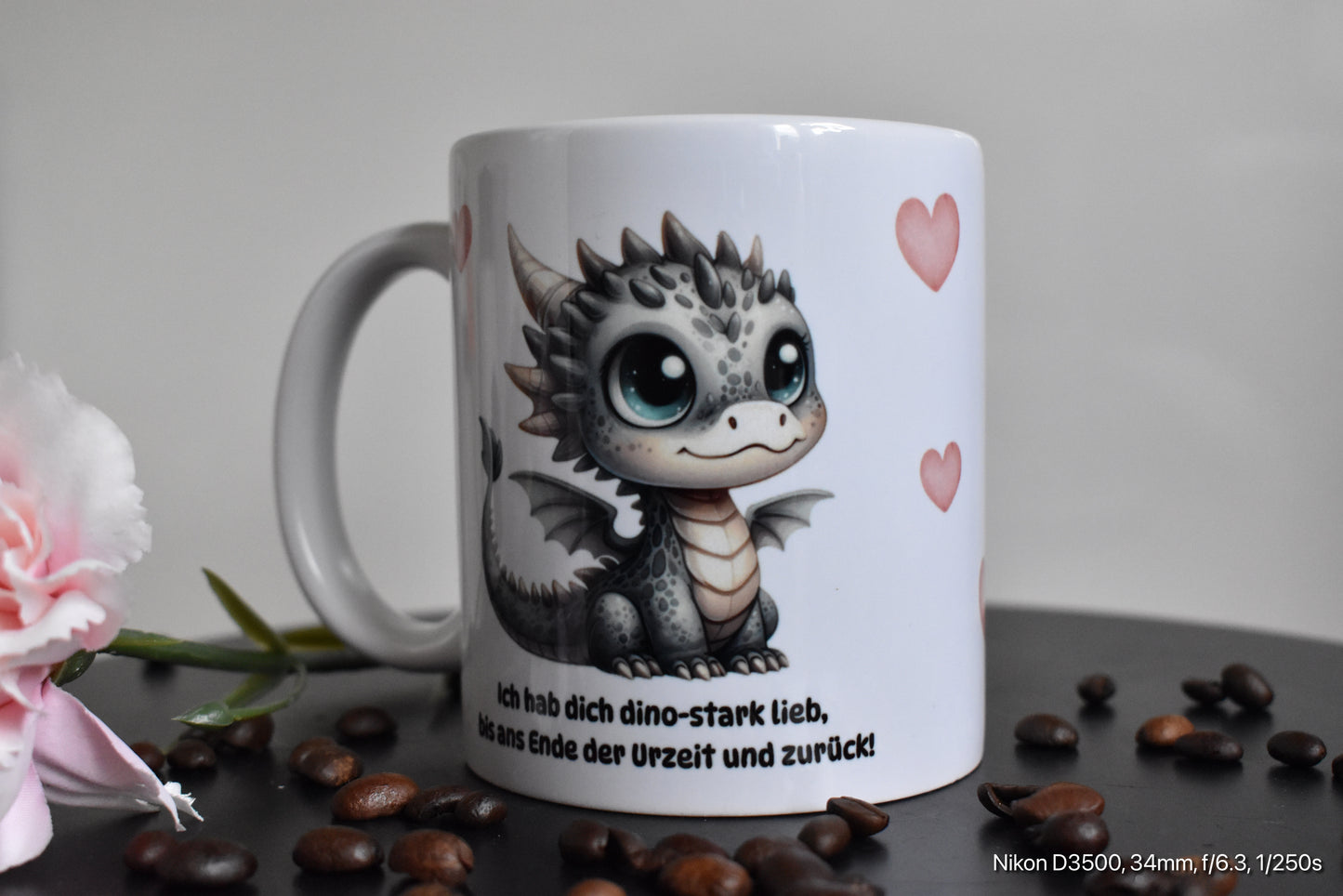 Keramik Tasse für Dinoverliebte mit dem Spruch „Ich hab dich dino-stark lieb, bis ans Ende der Urzeit und zurück!