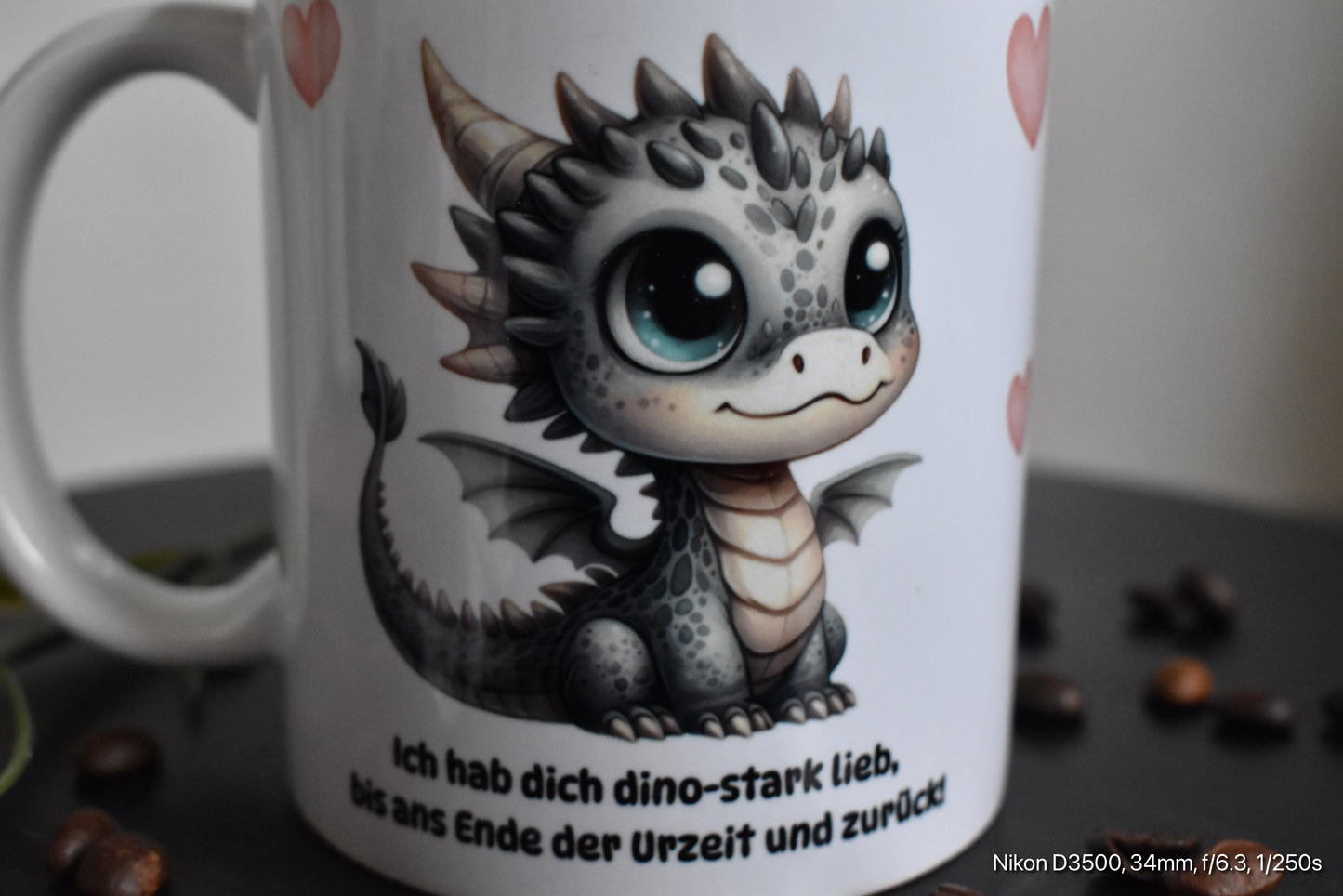 Keramik Tasse für Dinoverliebte mit dem Spruch „Ich hab dich dino-stark lieb, bis ans Ende der Urzeit und zurück!