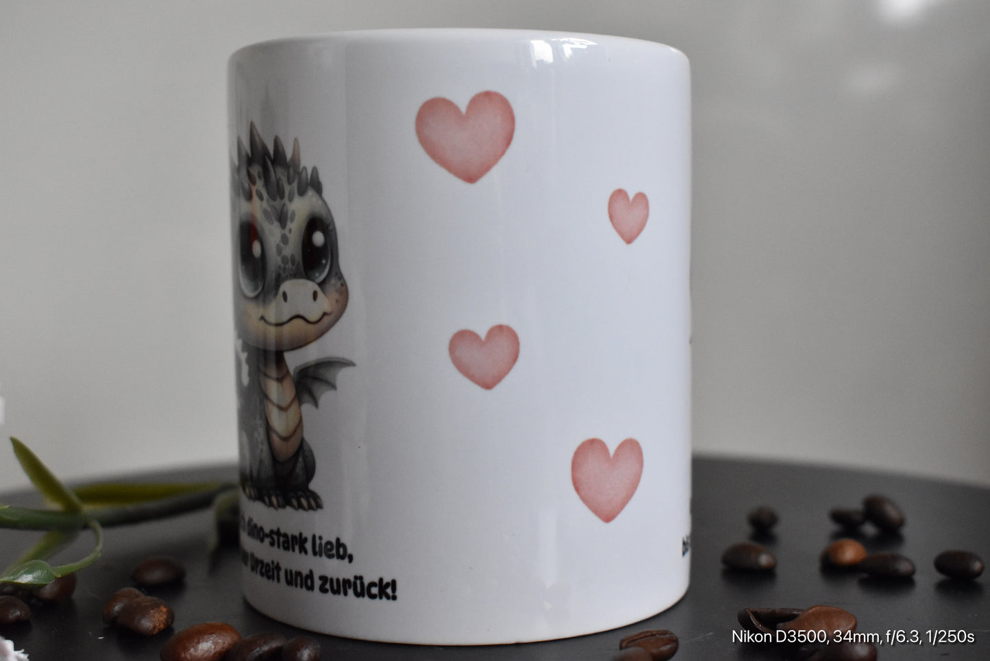 Keramik Tasse für Dinoverliebte mit dem Spruch „Ich hab dich dino-stark lieb, bis ans Ende der Urzeit und zurück!