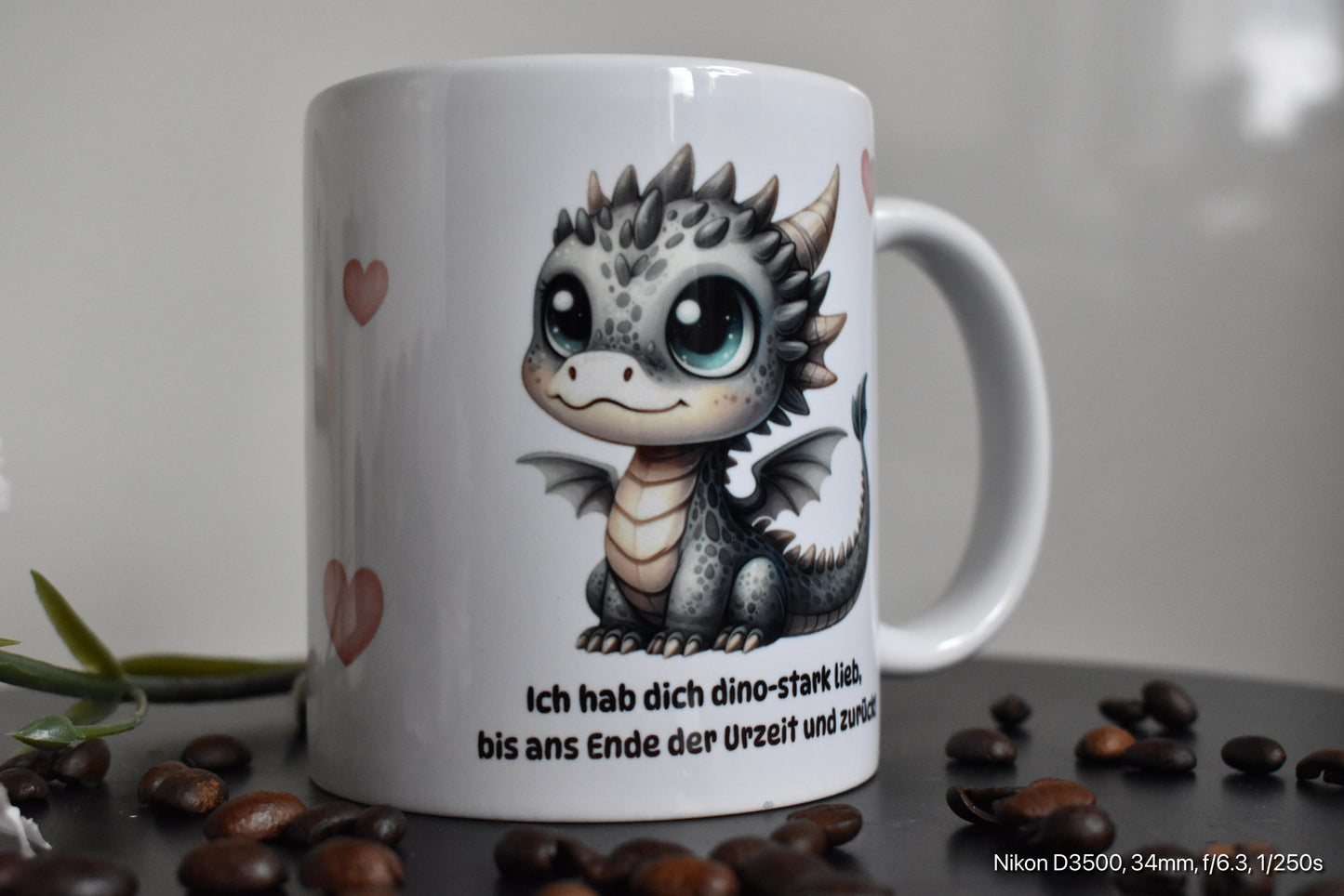 Keramik Tasse für Dinoverliebte mit dem Spruch „Ich hab dich dino-stark lieb, bis ans Ende der Urzeit und zurück!