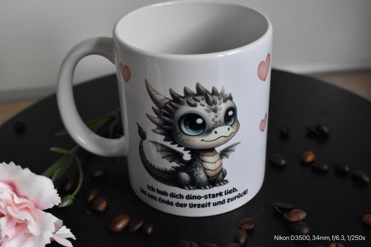 Keramik Tasse für Dinoverliebte mit dem Spruch „Ich hab dich dino-stark lieb, bis ans Ende der Urzeit und zurück!