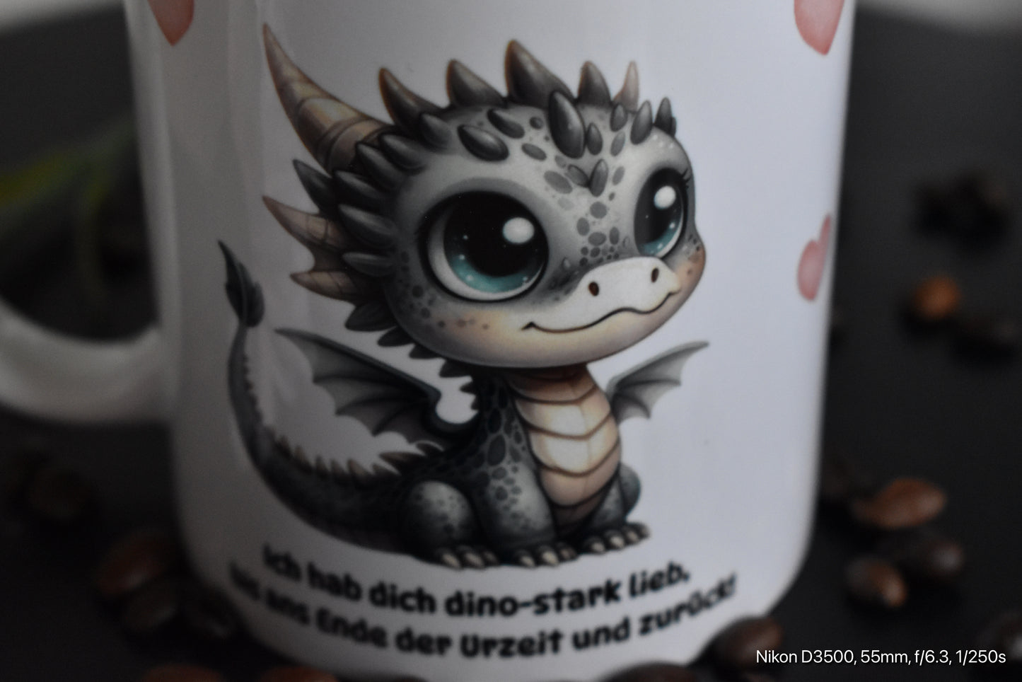 Keramik Tasse für Dinoverliebte mit dem Spruch „Ich hab dich dino-stark lieb, bis ans Ende der Urzeit und zurück!