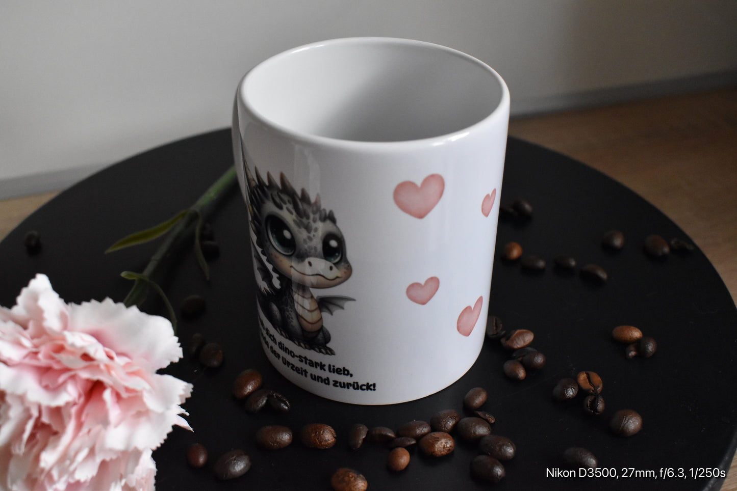 Keramik Tasse für Dinoverliebte mit dem Spruch „Ich hab dich dino-stark lieb, bis ans Ende der Urzeit und zurück!