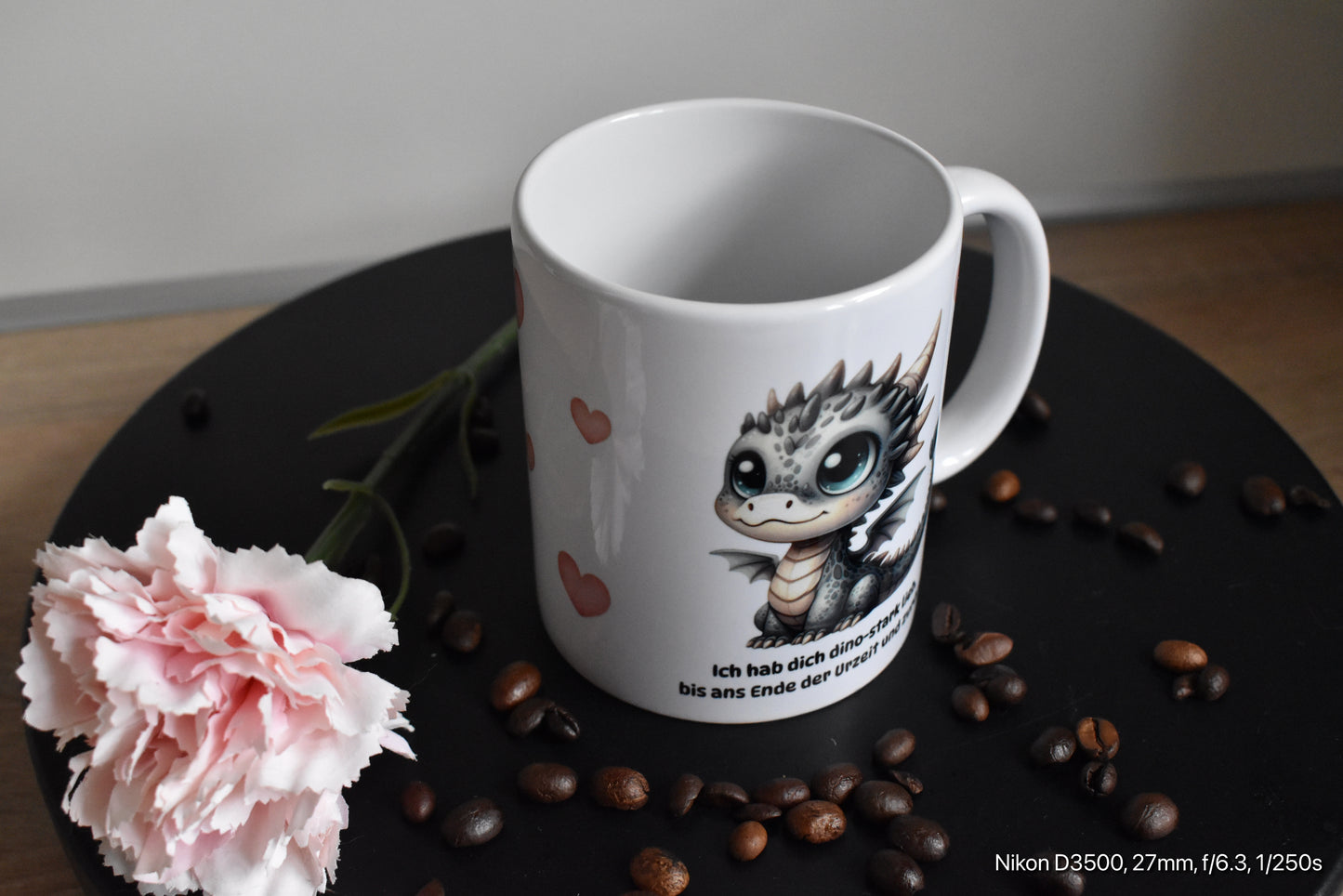Keramik Tasse für Dinoverliebte mit dem Spruch „Ich hab dich dino-stark lieb, bis ans Ende der Urzeit und zurück!